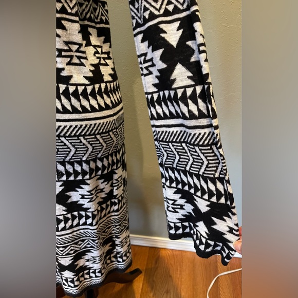 Forever 21 open cardigan sweater, size medium, black, and white Aztec print - Picture 4 of 5